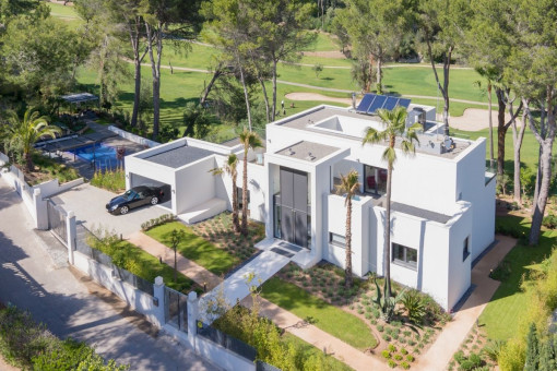 Modern villa right on the Son Vida golf course