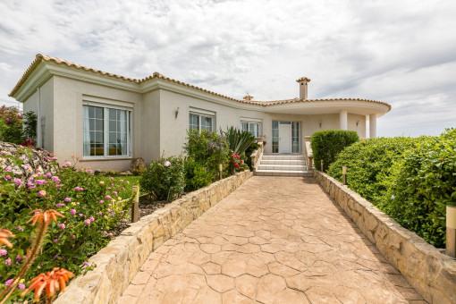Bright modern villa with panoramic sea views in Tolleric