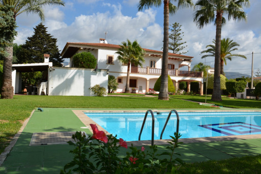 Very large villa with pool and tennis court in Bunyola
