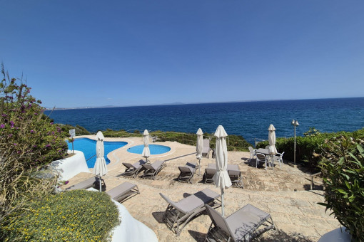 Bright ground floor apartment with spacious sunny terrace, communal pool in first sea line and direct sea access in Cala Vinyas