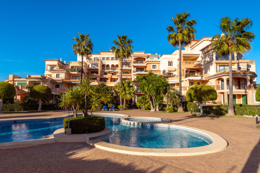 Attractive ground-floor apartment with terrace, lovely garden and communal pool in a well-maintained residential community in Cala Millor