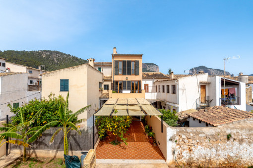 Outstanding village-house with garage and garden in Alaró