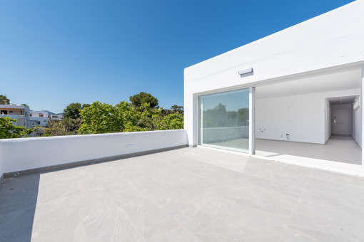 Renovated apartment with large terrace only a few metres from Cala Esmeralda