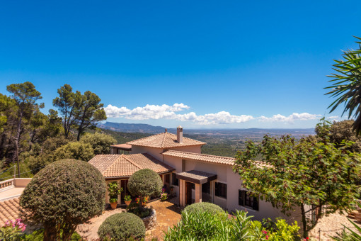 Spectacular property in Esporles, with panoramic views, swimming pool and guest house