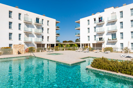 Modern apartment with communal pool in a well-maintained residential complex within walking distance of the port of Cala d'Or