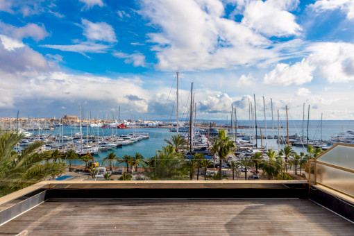 Elegant Sea View Apartment on Paseo Marítimo with Large Terrace and Parking Space