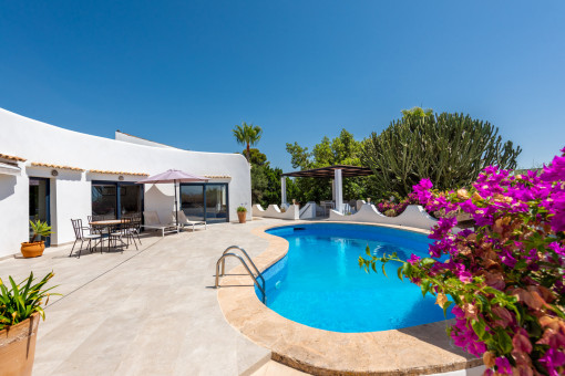 Villa with Ibiza Flair and Views over the Bay of Palma – A Mediterranean Retreat with Soul in Sa Cabaneta