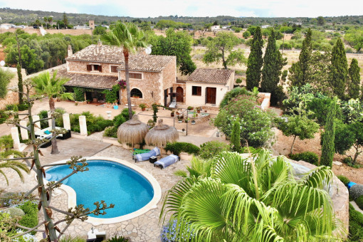 Beautifully landscaped and well-kept natural stone finca with pool, photovoltaic, city electricity, air conditioning, underfloor heating, etc. near Llucmajor.