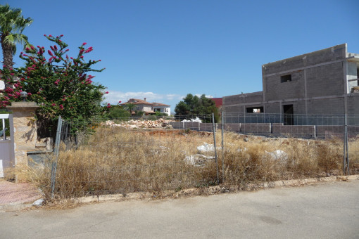 Beautiful plot in quiet location of Portocolom with project, also interesting for investors