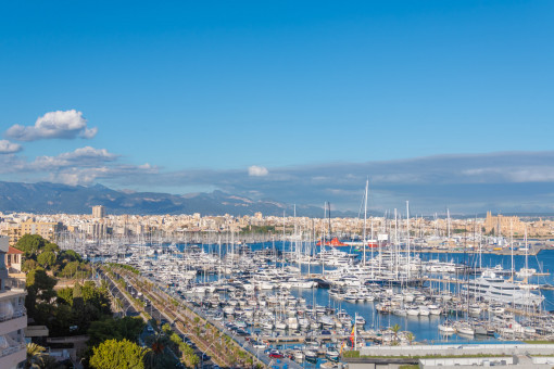 Stylish Apartment with Sea Views and Pool on Paseo Marítimo