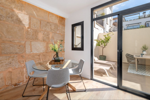 Charming apartment with a large patio and high ceilings near the Santa Catalina Market