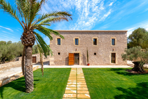 Historic finca consisting of two buildings and a large pool with a stunning view over Manacor to the Tramuntana Mountains
