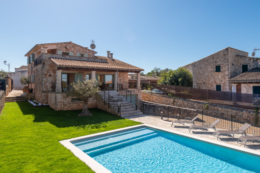 Exclusive townhouse in Sineu available for long-term rent—large pool, garden, and panoramic views of the Tramuntana Mountains